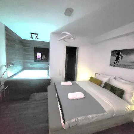 Fabilicious - 2 Apartments- Romantic Jacuzzi & Spacious Family Comfort * Athens