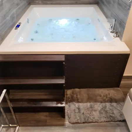 Fabilicious - 2 Apartments- Romantic Jacuzzi & Spacious Family Comfort