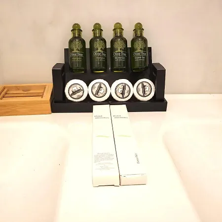 Fabilicious - 2 Apartments- Romantic Jacuzzi & Spacious Family Comfort Αθήνα