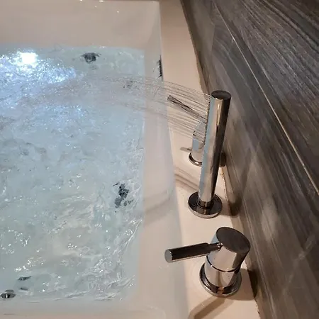 Fabilicious - 2 Apartments- Romantic Jacuzzi & Spacious Family Comfort Apartment Athens