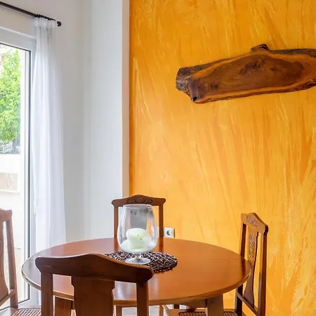 Spacious 2 Bedroom At Glifada Apartment *