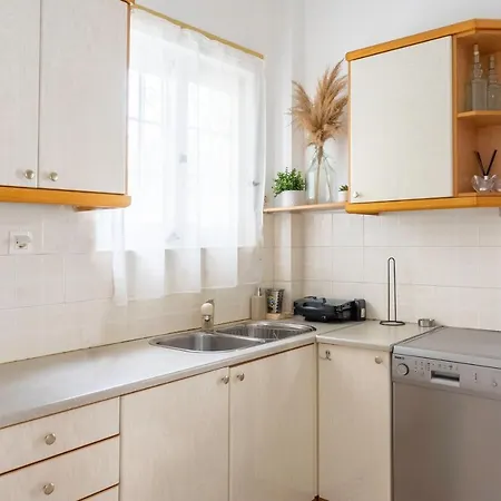 Spacious 2 Bedroom At Glifada Athens