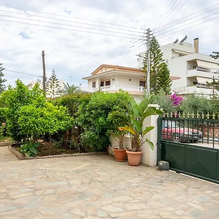 Spacious 2 Bedroom At Glifada Apartment