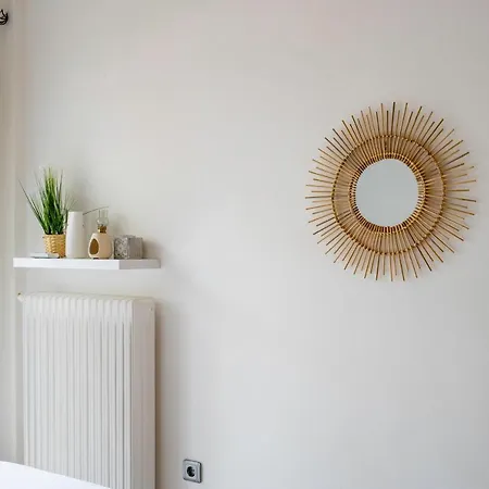 Spacious 2 Bedroom At Glifada Apartment