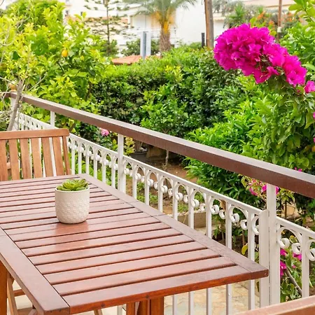 Spacious 2 Bedroom At Glifada Apartment