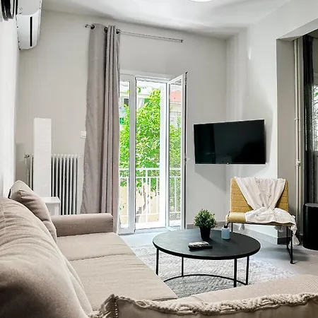 Metro Chic Haven: Modernized Urban Near The Tram Apartment Athens