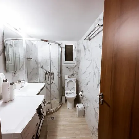 Metro Chic Haven: Modernized Urban Near The Tram Apartment
