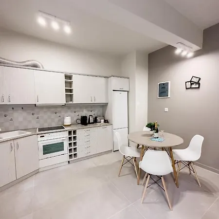 Metro Chic Haven: Modernized Urban Near The Tram Athens