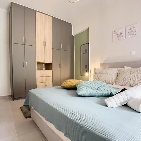 Metro Chic Haven: Modernized Urban Near The Tram Athens