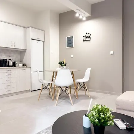 Metro Chic Haven: Modernized Urban Near The Tram *