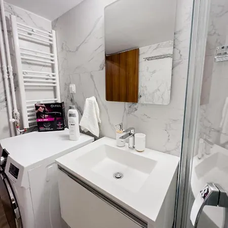 Metro Chic Haven: Modernized Urban Near The Tram Apartment Athens