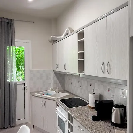 Metro Chic Haven: Modernized Urban Near The Tram Athens