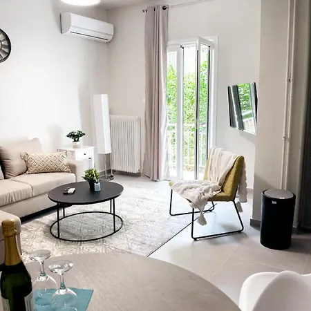 Metro Chic Haven: Modernized Urban Near The Tram Apartment *