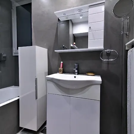 Apartment Neighbourhood In Near Metro Station & Hospitals