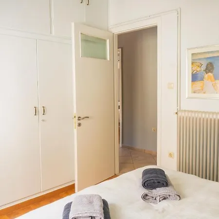 Bright 2bd Apt, Garden View & Parking - Glyfada Apartment *