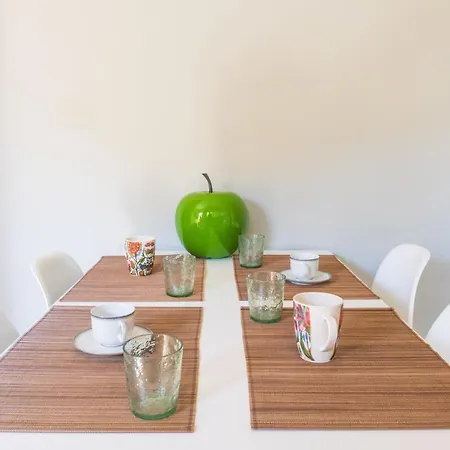 Apartment Bright 2bd Apt, Garden View & Parking - Glyfada *