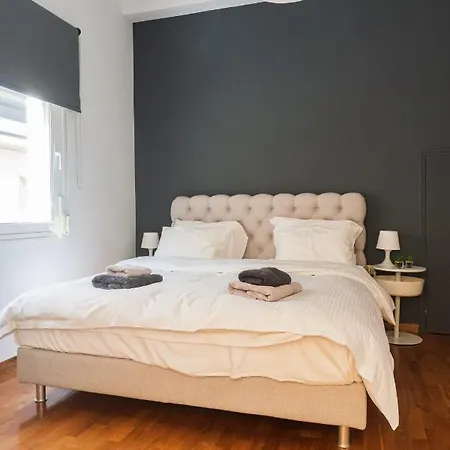 Bright 2bd Apt, Garden View & Parking - Glyfada Apartment