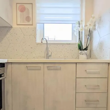 Beautiful 1 Bedroom Flat Near Olympic Stadium