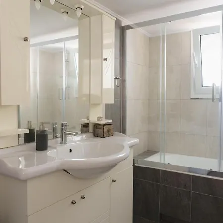 Bright 2bd Apt, Garden View & Parking - Glyfada * Athens