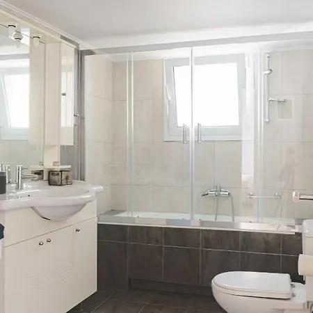 Bright 2bd Apt, Garden View & Parking - Glyfada Apartment Athens