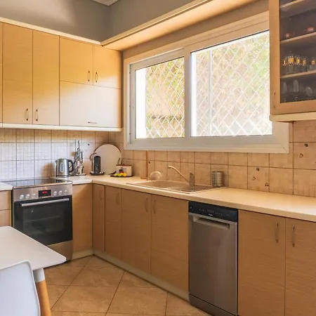 Bright 2bd Apt, Garden View & Parking - Glyfada