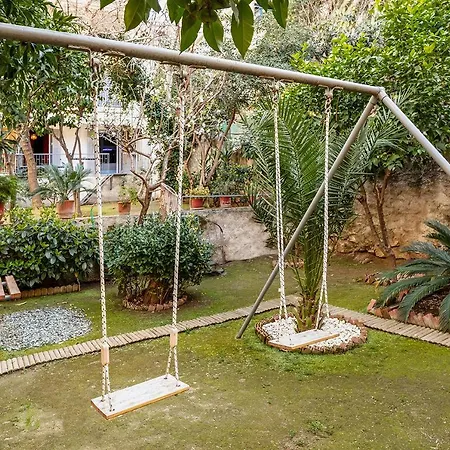 Secret Garden Downtown Apartment *