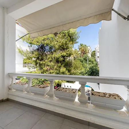 Apartment Breeze One Bedroom By Blupine