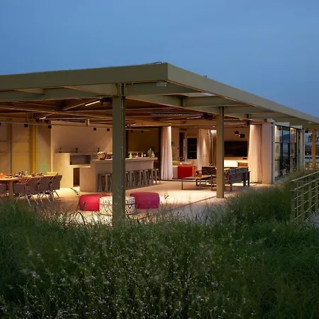 Moxy 3*