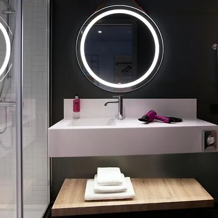 Moxy 3*