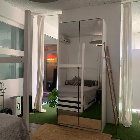 Holiday home A Bright Art House With Parking Near Oaka For A Short *