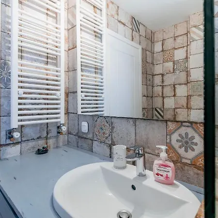 Comfortable 2 Bd Close To Archeological Museum