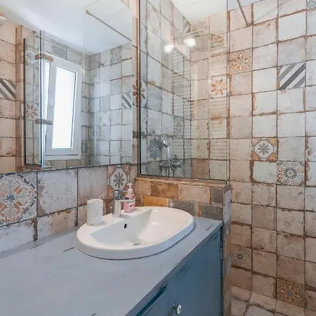 Comfortable 2 Bd Close To Archeological Museum Apartment *