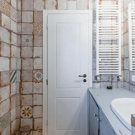 Comfortable 2 Bd Close To Archeological Museum Apartment *