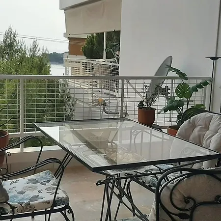 το σπίτι του καπετάνιου στη βουλιαγμένη *