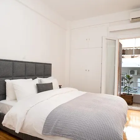 Center Apt. On A Traffic Free Street *