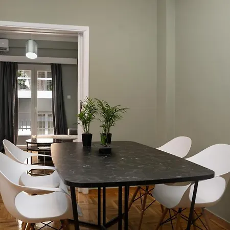 Center Apt. On A Traffic Free Street Apartment