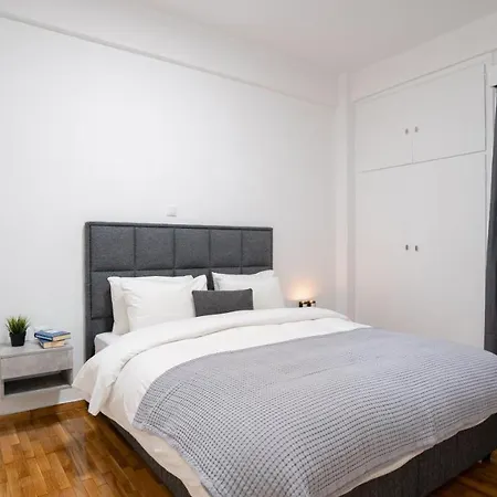 Apartment Center Apt. On A Traffic Free Street *