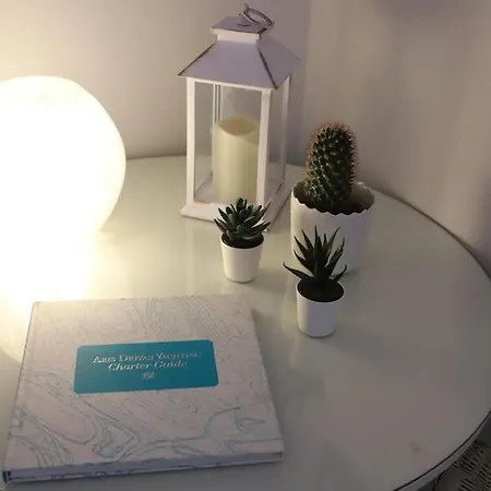 A Cozy Modern 4 Minutes Walk From Metro