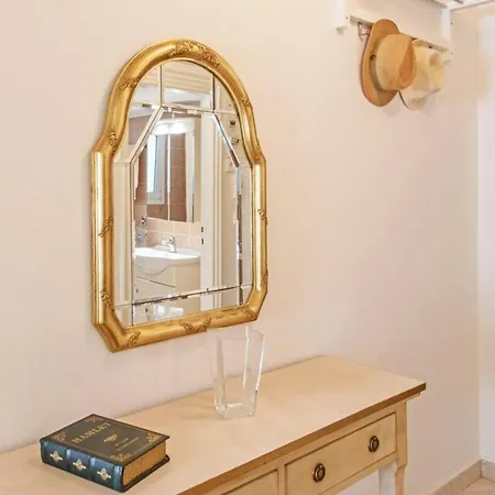 Quiet Central Apt In Picturesque Pagrati Athens