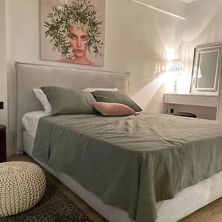 Cozy Opposite The Apartment