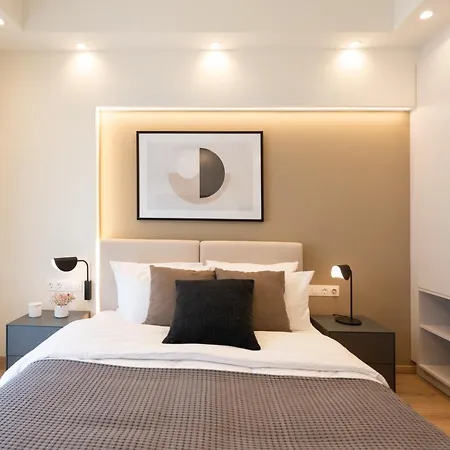 Newly Renovated 2 Bedroom Apartment, 5min To Metro אתונה