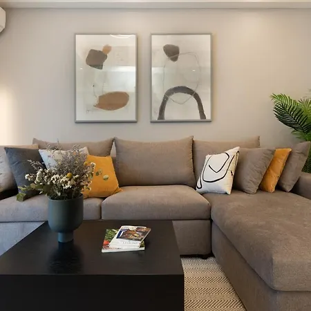 Newly Renovated 2 Bedroom Apartment, 5min To Metro דירה *