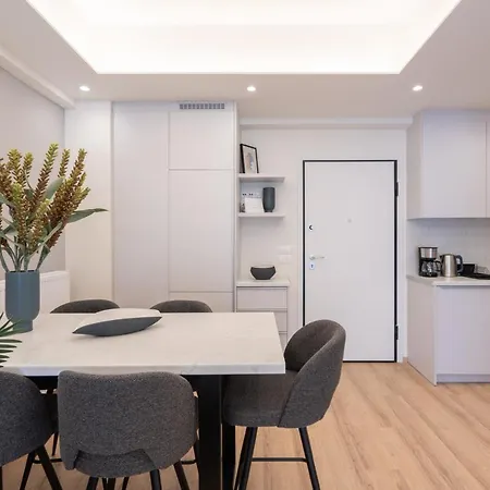 Newly Renovated 2 Bedroom Apartment, 5min To Metro אתונה