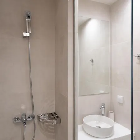 Newly Renovated 2 Bedroom Apartment, 5min To Metro דירה *
