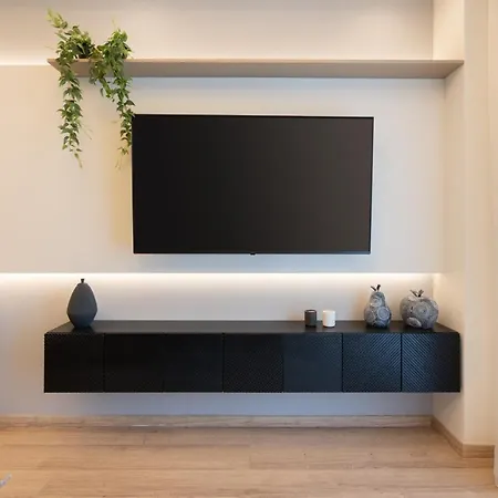 Newly Renovated 2 Bedroom Apartment, 5min To Metro אתונה