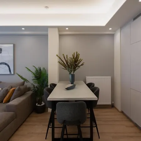 Newly Renovated 2 Bedroom Apartment, 5min To Metro דירה
