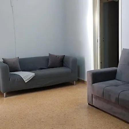 Victoria Centre 6 Bd, 2 Bath Apartment
