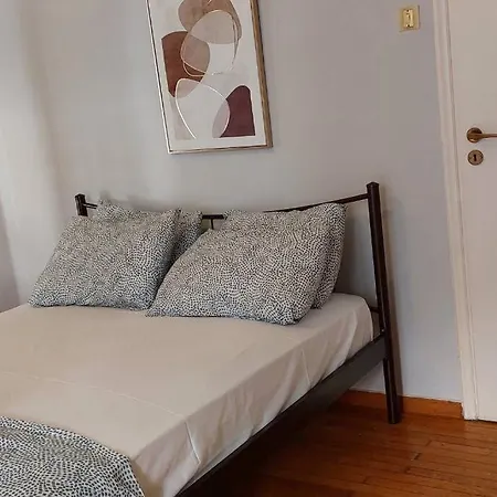 Victoria Centre 6 Bd, 2 Bath Apartment Athens