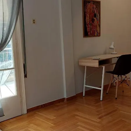 Victoria Centre 6 Bd, 2 Bath Apartment *