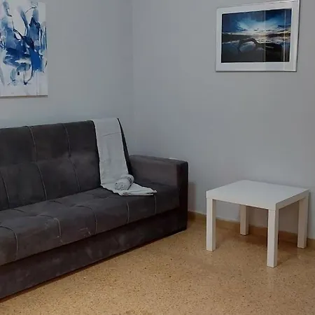 Victoria Centre 6 Bd, 2 Bath Apartment *
